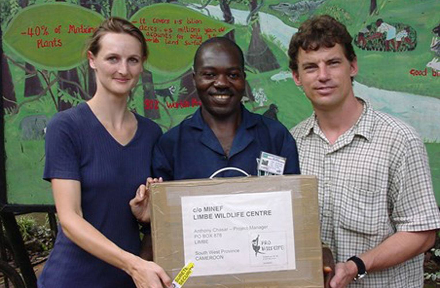 Andrea Höppner, Vorsitzende von Pro Wildlife, überreicht Sachspenden für die Bildungsarbeit an das Limbe Wildlife Center