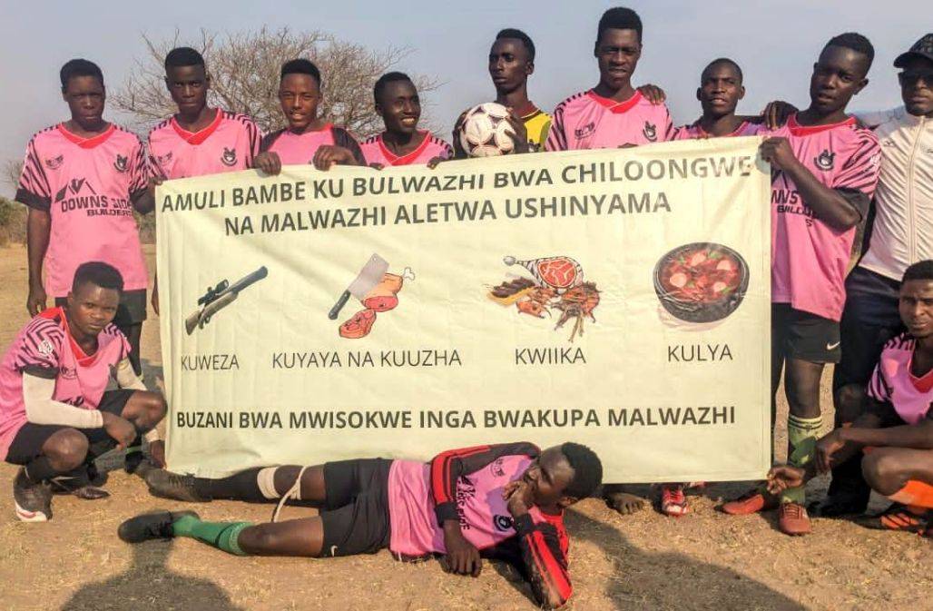 Fußballturniere ziehen Besucher aus der ganzen Umgebung an - hier in Shezongo, nahe dem Kafue-Nationalpark, Sambia © GRI