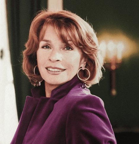 Schauspielerin Senta Berger Verhoeven steht seitlich, lächelt frontal in die Kamera